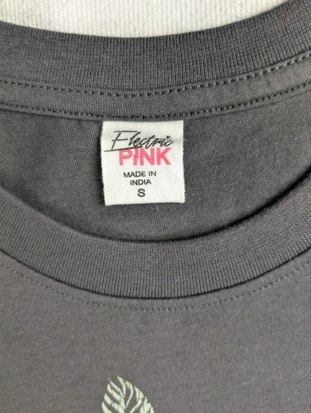 Cowgirl Spirit Tshirt NWT Small Grey Boots & Roses - Picture 5 of 6